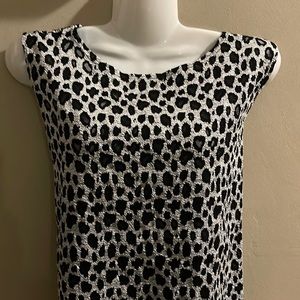Kathie Lee sleeveless top size L color black and silver
01-10